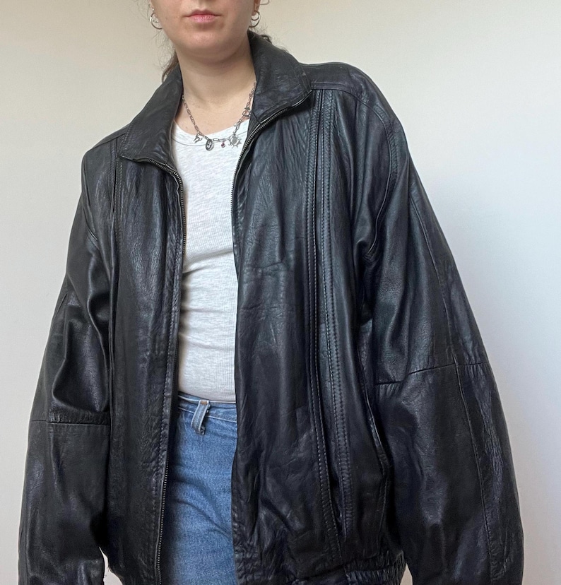 Vintage 90er Jahre Herren schwarze Lederjacke XL - Übergroßer Echtleder Reißverschlussmantel - Retro minimalistische Streetwear-Oberbekleidung Bild 4