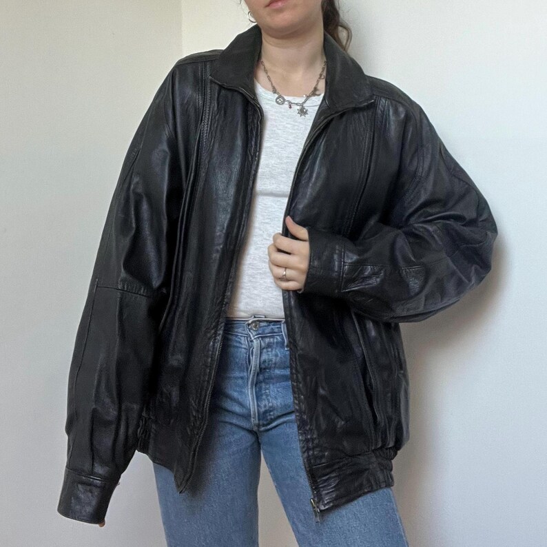 Vintage 90er Jahre Herren schwarze Lederjacke XL - Übergroßer Echtleder Reißverschlussmantel - Retro minimalistische Streetwear-Oberbekleidung Bild 9
