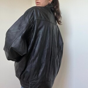 Vintage 90er Jahre Herren schwarze Lederjacke XL - Übergroßer Echtleder Reißverschlussmantel - Retro minimalistische Streetwear-Oberbekleidung Bild 10