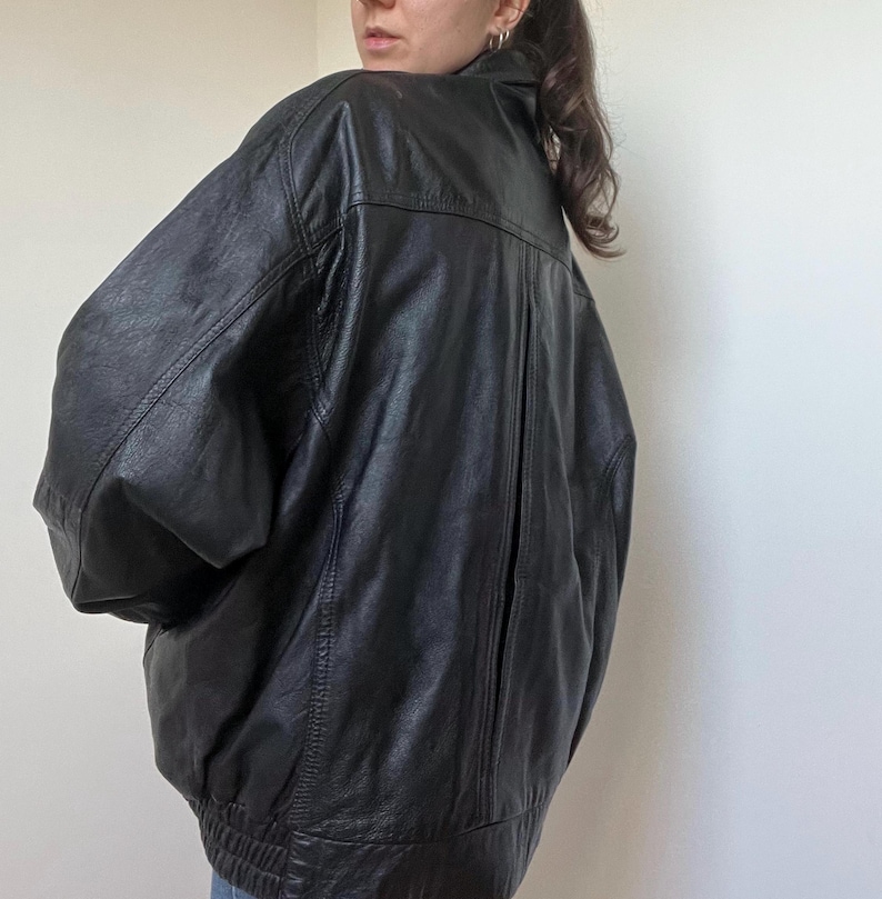 Vintage 90er Jahre Herren schwarze Lederjacke XL - Übergroßer Echtleder Reißverschlussmantel - Retro minimalistische Streetwear-Oberbekleidung Bild 10