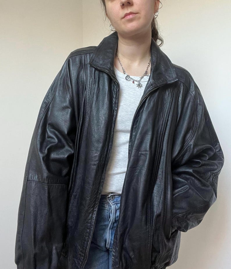 Vintage 90er Jahre Herren schwarze Lederjacke XL - Übergroßer Echtleder Reißverschlussmantel - Retro minimalistische Streetwear-Oberbekleidung Bild 8
