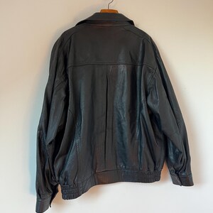 Vintage 90er Jahre Herren schwarze Lederjacke XL - Übergroßer Echtleder Reißverschlussmantel - Retro minimalistische Streetwear-Oberbekleidung Bild 11