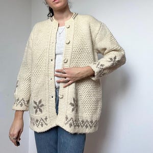 Handgemaakt vest van 100% wol - Vintage Scandinavisch gebreid vest - Crèmekleurige wollen trui met sneeuwvlokkenpatroon - Dik en warm gebreid - Cottagecore