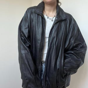 Vintage 90er Jahre Herren schwarze Lederjacke XL - Übergroßer Echtleder Reißverschlussmantel - Retro minimalistische Streetwear-Oberbekleidung Bild 2
