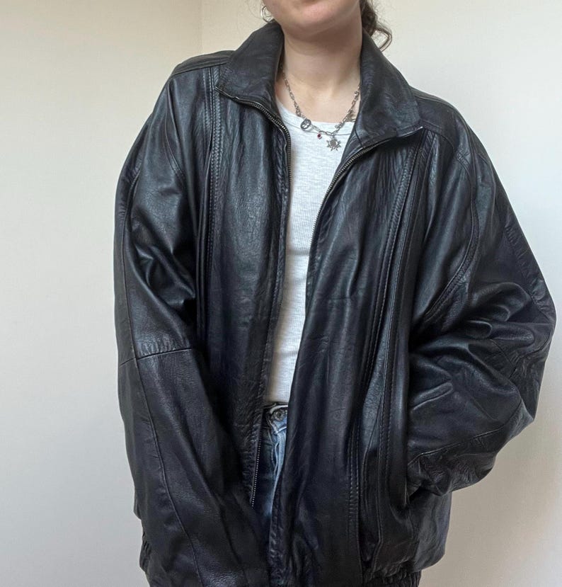 Vintage 90er Jahre Herren schwarze Lederjacke XL - Übergroßer Echtleder Reißverschlussmantel - Retro minimalistische Streetwear-Oberbekleidung Bild 2