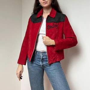 Blouson en cuir suédé rouge vintage Femme | Veste en cuir peinte à la main petite taille | Manteau en daim avec fermeture éclair sur toute l'année 2000 | Veste tendance en cuir véritable