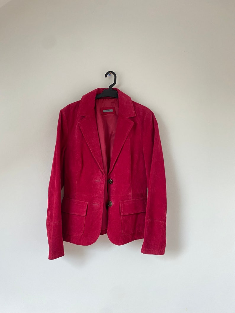 K&ouml;nnte beinhalten: Ein roter Cordblazer mit zwei Kn&ouml;pfen und zwei Taschen.