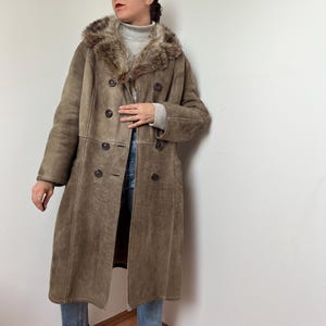 Vintage Sheepskin Coat with Fur Collar – Size Medium - Long Shearling Winter Coat – Double Breasted 70s Style Shearling – Warm Taupe Suede