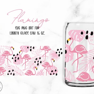 Puede incluir: Diseño de flamenco rosa y hojas tropicales en una lata de vidrio transparente. La lata es de 16 onzas. El diseño también está disponible como descarga digital en formatos SVG, PNG y DXF.