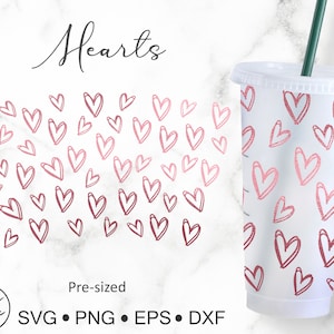 Pode incluir: Um design digital com um padrão de corações rosa sobre um fundo branco. O design é pré-dimensionado para uso em um copo ou caneca. O design está disponível nos formatos SVG, PNG, EPS e DXF.