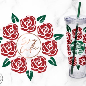 Peut inclure: Un motif floral de roses rouges avec des feuilles vertes autour d'un cercle dor&eacute; avec le texte "Svg Cafe". Un gobelet transparent avec un couvercle et une paille pr&eacute;sente le m&ecirc;me motif floral.