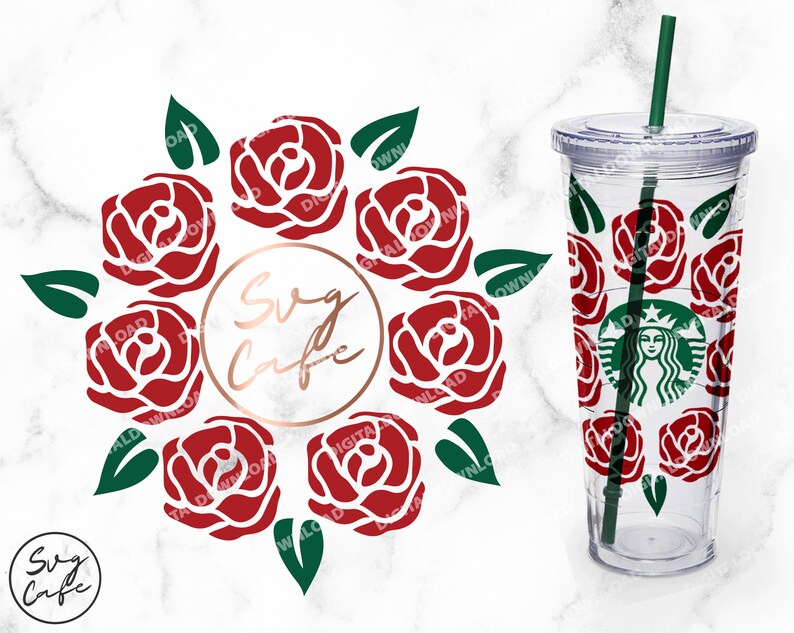 Peut inclure: Un motif floral de roses rouges avec des feuilles vertes autour d'un cercle dor&eacute; avec le texte "Svg Cafe". Un gobelet transparent avec un couvercle et une paille pr&eacute;sente le m&ecirc;me motif floral.