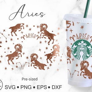 Könnte beinhalten: Ein weißer Becher mit einem goldenen und grünen Design, das das Sternzeichen Widder und das Starbucks-Logo zeigt. Der Becher ist vorformatiert und in den Formaten SVG, PNG, EPS und DXF erhältlich.