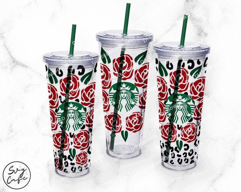 Peut inclure: Trois gobelets en plastique transparent avec couvercles et pailles. Chaque gobelet pr&eacute;sente un motif diff&eacute;rent avec des roses rouges, des feuilles vertes et un imprim&eacute; l&eacute;opard noir et blanc. Les gobelets sont sur une surface en marbre blanc.