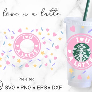K&ouml;nnte beinhalten: Ein wiederverwendbarer Becher in Rosa und Wei&szlig; mit einem Design, das "I love u a latte" mit einem Herzen und einem Starbucks-Logo sagt. Der Becher ist von rosa Herzen, blauen und gelben Streuseln und Sternen umgeben.