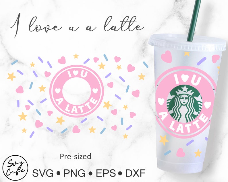 K&ouml;nnte beinhalten: Ein wiederverwendbarer Becher in Rosa und Wei&szlig; mit einem Design, das "I love u a latte" mit einem Herzen und einem Starbucks-Logo sagt. Der Becher ist von rosa Herzen, blauen und gelben Streuseln und Sternen umgeben.