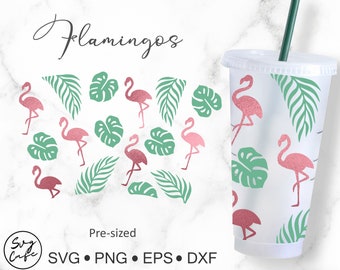Könnte beinhalten: Rosa Flamingos und grüne Palmenblätter auf weißem Hintergrund. Das Design wiederholt sich auf einem durchsichtigen Becher mit Deckel und Strohhalm. Der Text "Flamingos" befindet sich oben im Bild. Der Text "Pre-sized SVG • PNG • EPS • DXF" befindet sich unten im Bild.
