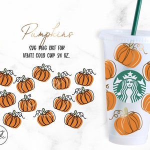 Puede incluir: Un diseño digital que incluye un conjunto de 12 ilustraciones de calabazas y una taza fría de 24 oz con un patrón de calabazas. El texto "Pumpkins" y "SVG PNG DXF for VENTI COLD CUP 24 oz." está incluido en el diseño.