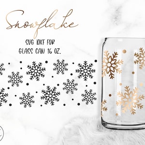 Könnte beinhalten: Eine 473 ml Glasdose mit einem Schneeflockenmuster. Die Schneeflocken sind golden und es sind kleine goldene Punkte um die Dose herum verstreut. Die Dose steht auf einem weißen Kunstfell-Hintergrund. SVG DXF für Glasdose 473 ml.