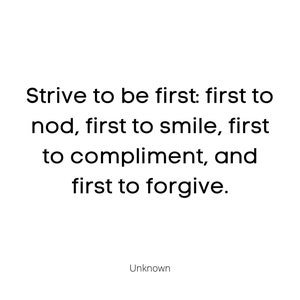 Puede incluir: Fondo blanco con texto negro: "Esfuérzate por ser el primero: el primero en asentir, el primero en sonreír, el primero en felicitar y el primero en perdonar." La palabra "Desconocido" está debajo.