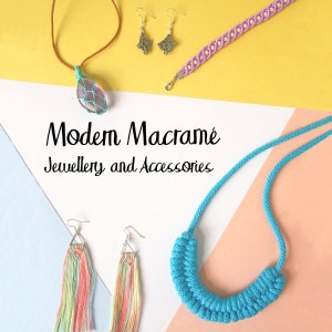 以下が含まれることがあります： マクラメのジュエリーとアクセサリーのコレクション。ネックレス、イヤリング、ブレスレットが含まれています。ジュエリーはカラフルなコードとビーズで作られています。テキスト「Modern Macrame Jewellery and Accessories」は白い背景に書かれています。