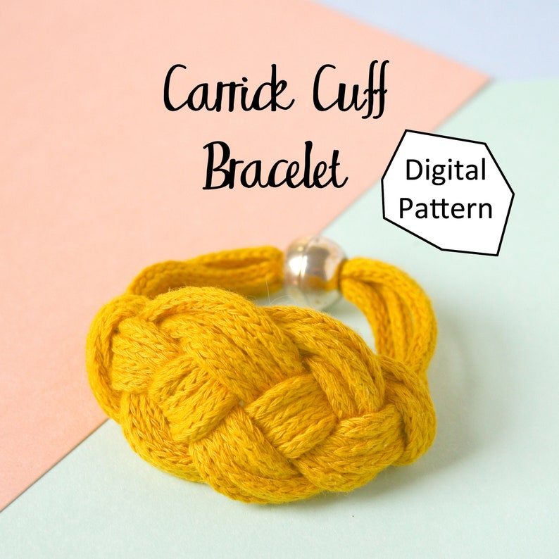Pu&ograve; includere: Un braccialetto intrecciato giallo con una chiusura a scorrimento argentata. Il braccialetto &egrave; realizzato con un nodo Carrick. Il testo "Carrick Cuff Bracelet Digital Pattern" &egrave; visibile nell'immagine.