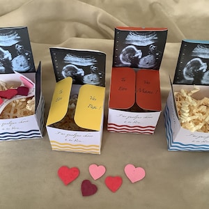 Original anuncio de embarazo: una caja sorpresa con ultrasonido en su interior y un corazón para sembrar