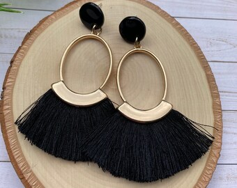 Pendientes de borla negra: aros de arcilla y oro hechos a mano