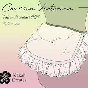 Könnte beinhalten: Ein cremefarbenes Kissen im viktorianischen Stil mit Rüschenkante und Knopfd details. Das Bild enthält den Text "Coussin Victorien", "Patron de couture PDF" und "Taille unique". Das Nakah Creates-Logo befindet sich unten links.