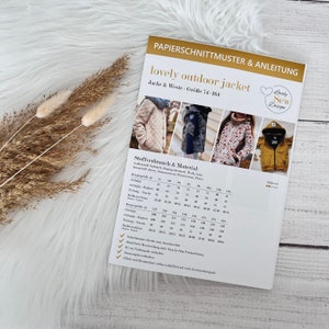 Könnte beinhalten: Ein Schnittmuster für eine schöne Outdoor-Jacke und -Weste. Das Schnittmuster enthält Anleitungen und Stoffempfehlungen. Das Schnittmuster ist in den Größen 74-164 erhältlich. Das Schnittmuster ist von Lovely Sew Design.