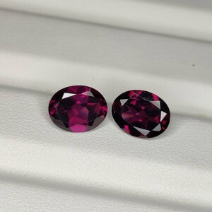 ロードライトガーネットの宝石ペア。美しく鮮やかな色のロードライトガーネットの楕円形のペア。ジュエリーやギフトに最適です。