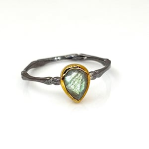 Anillo de lágrima de labradorita / Plata rodiada negra con bisel dorado / Banda con textura de hueso hecha a mano / Anillo de piedra preciosa mística