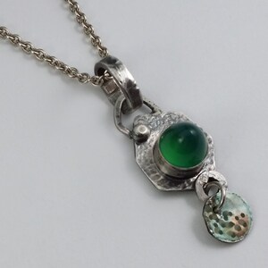 speelse hanger in zilver met groene agaat en email, boho sieraden, handgemaakt