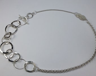 glänzende Kette aus Silber, handgearbeiteter Unikatschmuck