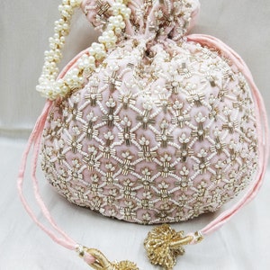 Schöne goldene Röhren und Perlen Perlen Verzierung Baby rosa Stoff Handtasche für Frauen | Brautparty Samt Abendtasche