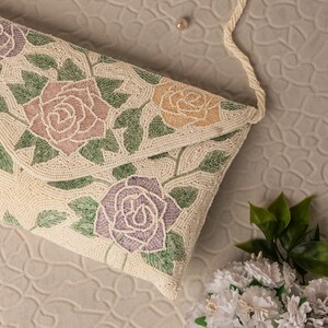 Elegante microperla hecha a mano bordada hecha a mano floral patchwork jardín fiesta de bolso blanco / bolso de pulsera de mujer con cuentas con honda