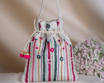 花柄刺繍入りジュート巾着バッグ：インドのアクセサリー（9x7インチ