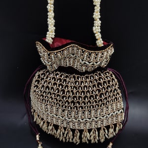 Wunderschöne weinrote Hochzeitstag Brautjungfern Handtasche mit Kordelzug | Designer-inspirierte Damen-Abend-Party-Handtasche mit Perlenmotiv
