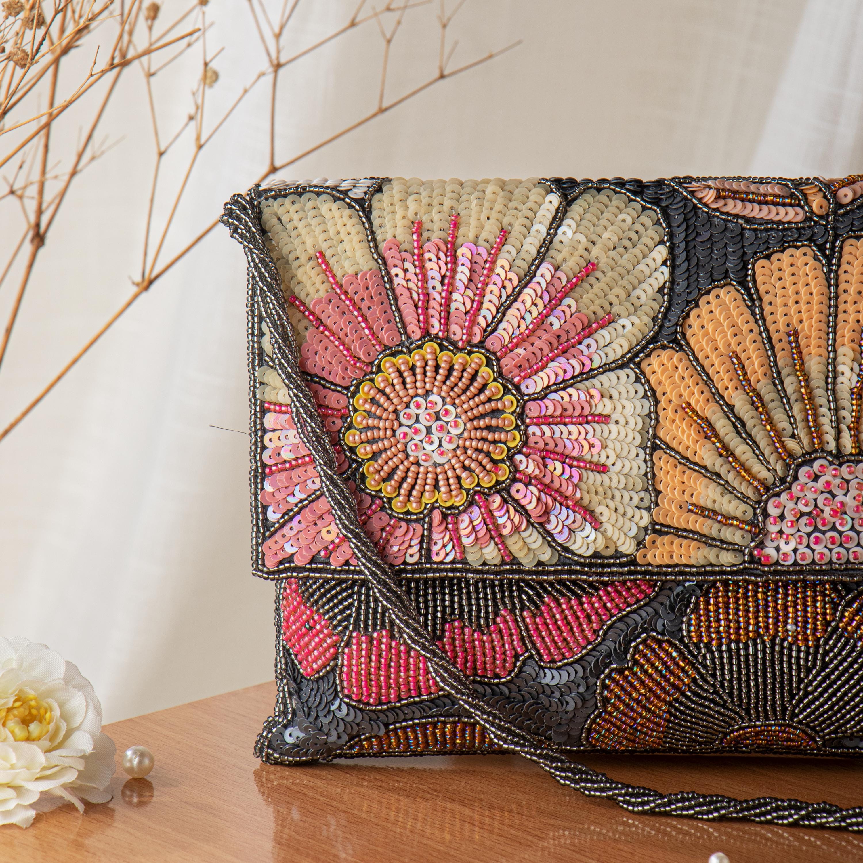 花柄ビーズ刺繍クラッチバッグ 手刺繍の花柄クラッチバッグ：スパンコールビーズのウェディングバッグ