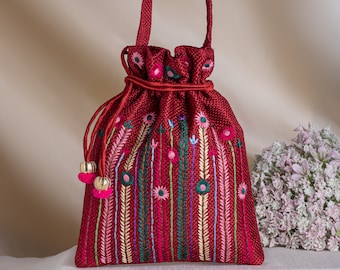 花柄刺繍入りジュート巾着バッグ：インドのアクセサリー（9x7インチ