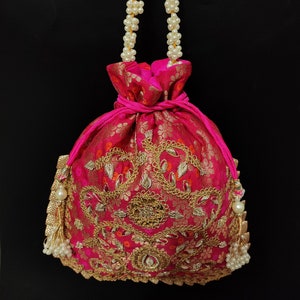 ausgefallene indische handgefertigte Frauenstickerei-Tasche | magenta pinke Blumen Abendtasche | Ethno Damen Stoffbeutel mit perlenbesetztem Henkel