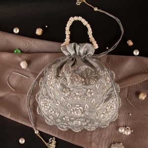Belle pochette argentée à cordon de serrage en satin de soie à broderie florale Zardozi | Sac à main de mariage fait main | Sac de demoiselle d'honneur pour cadeau