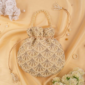 Bolso de boda clásico para mujer adornado con perlas y cuentas, bolso indio Potli con cordón de seda satinada beige, bolso de mano tipo bolso de mano para dama de honor