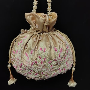 bordado de hilo beige rosa con bolso de diseñador de cuentas de motivo multicolor / bolso de noche de cordón de seda satén dorado con mango