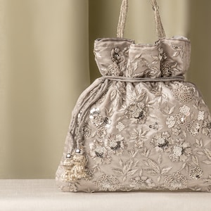 Silber Zardozi Paillettenblume gestickte Satingraue Hochzeitstasche für Frau | Abend-Cocktail-Handgefertigte Luxuskordelzug-Geldbeutel-Tasche