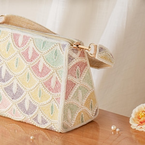 手刺繍ビーズのイブニングバッグ：パステルマルチカラーの財布