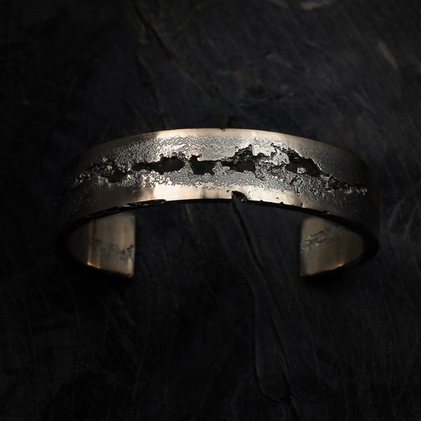 Bracelet manchette en bronze. Fait à la main, moulé au sable, solide, lourd pour hommes, manchette pour femmes. Manchette fissurée, texturée et moulée individuellement. Manchette minimaliste et brutaliste.