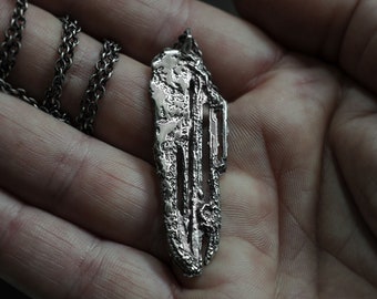 Collier en argent pour hommes. Brutaliste, pendentif de style brut. Pendentif unique en argent brut pour femmes. Bijoux de style foncé. Technique de moulage au sable.