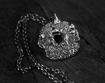 Collier en argent brut pour homme. Fonte dans le sable, pendentif brutaliste en argent. Pendentif en argent minimaliste et unique pour femme. Style sombre, bijou en argent brut.