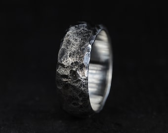 Anello in stile martellato, anello in argento fuso in sabbia, fedi nuziali alternative, anelli per coppie, argento ossidato 925, anello da uomo, anello minimalista.